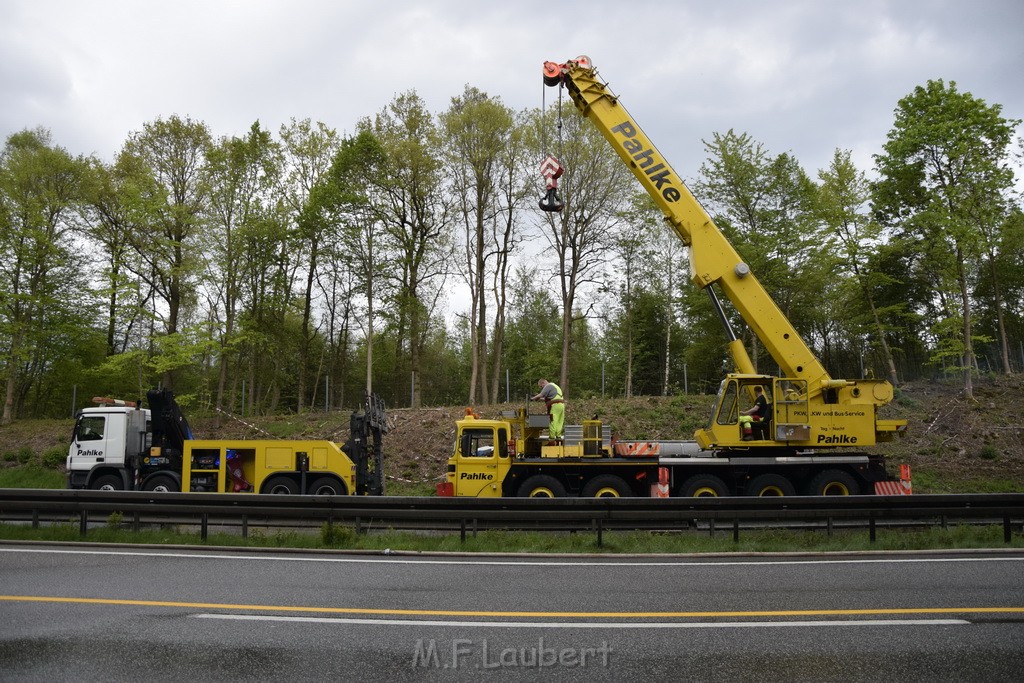 VU Gefahrgut LKW umgestuerzt A 4 Rich Koeln Hoehe AS Gummersbach P245.JPG - Miklos Laubert